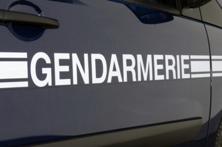 Alerte à l'escroquerie : des fraudeurs se font passer pour des policiers français pour escroquer les gens avec de l'argent