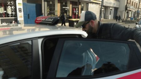 Transports : une auto-école propose ses services à des gens ayant des difficultés pour se déplacer
                              La rubrique "Une idée pour la France" du 13 Heures du jeudi 13 avril vous emmène à la rencontre d’un responsable d’auto-école qui, à chaque leçon de conduite, embarque dans la voiture des gens qui ont...