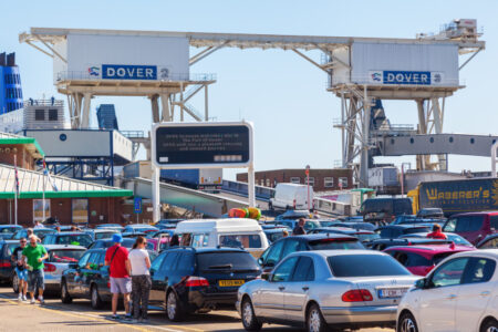 Brexit rangée après des retards allant jusqu'à 14 heures au port de Douvres