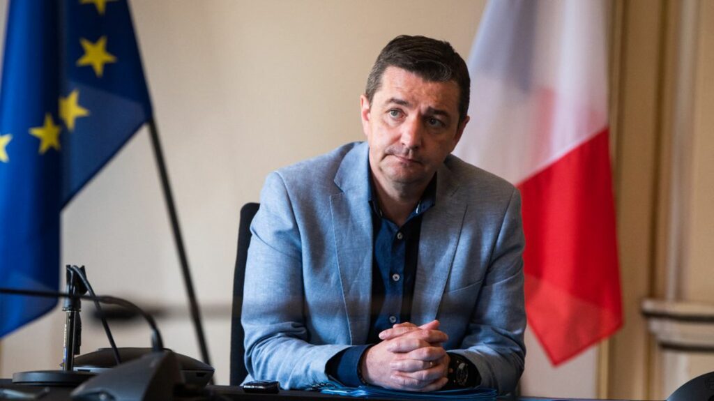 Chantage à la vidéo intime à Saint-Etienne : on vous résume l'affaire dans laquelle le maire Gaël Perdriau est impliqué
                              L'élu, exclu des Républicains, clame son innocence et répète qu'il ne démissionnera pas, même en cas de mise en examen dans l'affaire de chantage visant Gilles Artigues, son ex-premier adjoint.