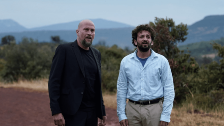 Cinéma : François Damiens dans la peau d’un tueur à gages en reconversion
                              "Les Complices", avec François Damiens, sortira mercredi 12 avril en salles. Il y interprète un tueur à gages déjanté, qui a une peur terrible du sang.