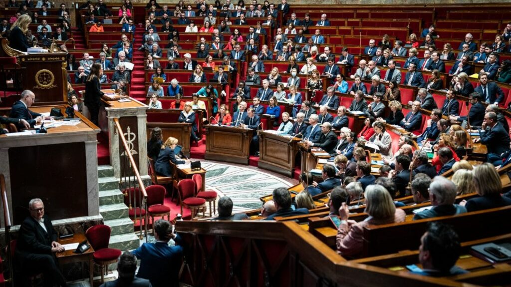 Climat : pour respecter ses engagements, la France doit "mettre en place une véritable planification écologique", selon une mission d'information parlementaire
                              Si la France veut respecter l'accord de Paris, "le rythme annuel de réduction doit doubler pour atteindre -4,7 % par an en moyenne", peut-on lire dans les conclusions de deux députés LR et Renaissance...