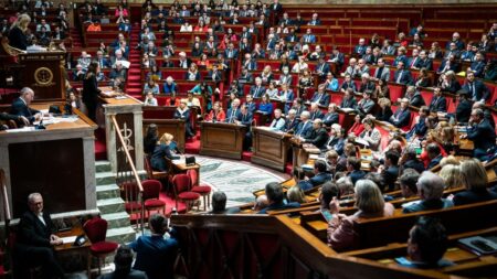 Climat : pour respecter ses engagements, la France doit "mettre en place une véritable planification écologique", selon une mission d'information parlementaire
                              Si la France veut respecter l'accord de Paris, "le rythme annuel de réduction doit doubler pour atteindre -4,7 % par an en moyenne", peut-on lire dans les conclusions de deux députés LR et Renaissance...