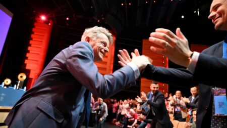 Congrès du PCF : "La valeur 'travail' a toujours été importante pour ce parti, il sait qu'il y a des patrons et qu'il faut négocier avec eux", souligne Jean Viard
                              Tout ce weekend, le Parti communiste tient son congrès à Marseille. Sauf énorme surprise, le secrétaire national, Fabien Roussel, devrait être réélu. C'est le 39ᵉ congrès du PCF, fondé en 1920. Retour...