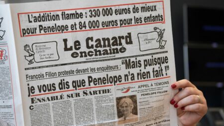 Crise au "Canard Enchaîné" : "C'est plus qu'une désillusion pour moi mais je resterai dans ce journal", assure Christophe Nobili, menacé de licenciement
                              Le journaliste du "Canard Enchaîné" a été mis à pied par sa direction qu'il accuse d'avoir eu recours à un emploi fictif. "Ce ne sont pas les valeurs qui sont les nôtres", a lancé Christophe Nobili, l...
