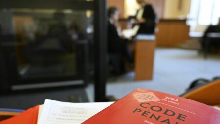 Loiret : un dentiste condamné à 15 ans de prison pour viols et agressions sexuelles sur des patientes
                              L'homme de 62 ans a été reconnu coupable de trois viols et plus d'une vingtaine d'agressions sexuelles 
commis dans son cabinet.