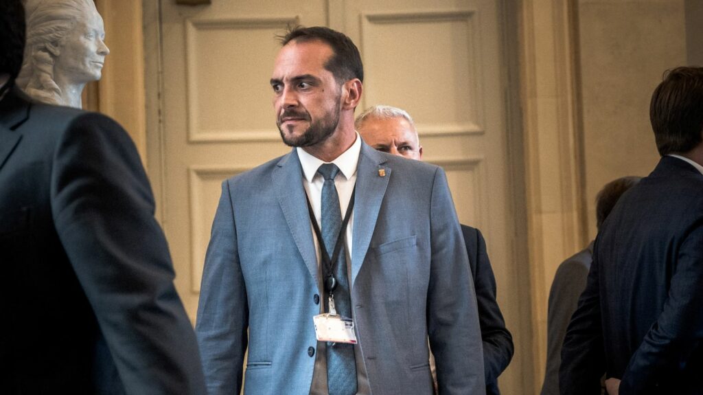 Le RN annonce le départ du député Joris Hébrard de l'Assemblée nationale
                              Le groupe RN à l'Assemblée précise que cette décision n'a "rien à voir" avec l'inauguration, il y a quelques semaines par le député, d'une mosquée, alors désapprouvée par son parti.