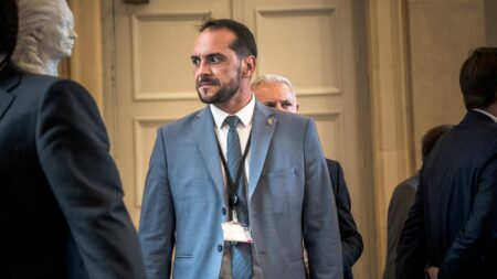 Le RN annonce le départ du député Joris Hébrard de l'Assemblée nationale
                              Le groupe RN à l'Assemblée précise que cette décision n'a "rien à voir" avec l'inauguration, il y a quelques semaines par le député, d'une mosquée, alors désapprouvée par son parti.