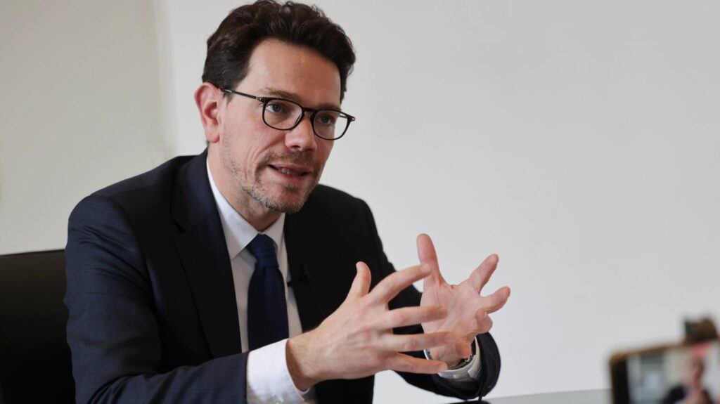 Les députés et les sénateurs rejettent la nomination du candidat proposé par l'Elysée à la tête de l'Agence de la transition écologique
                              C'est la première fois qu'un candidat proposé par l'Elysée à la tête d'un organisme public est retoqué depuis que cette procédure a été introduite en 2008 à l'article 13 de la Constitution.