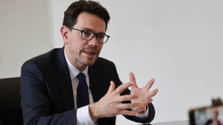 Les députés et les sénateurs rejettent la nomination du candidat proposé par l'Elysée à la tête de l'Agence de la transition écologique
                              C'est la première fois qu'un candidat proposé par l'Elysée à la tête d'un organisme public est retoqué depuis que cette procédure a été introduite en 2008 à l'article 13 de la Constitution.