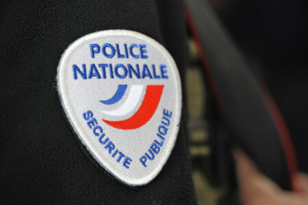 Des officiers français arrêtés après qu'une voiture de police a heurté un scooter et blessé une fille