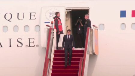 Diplomatie : Emmanuel Macron veut avancer avec la Chine sur la résolution du conflit ukrainien
                              En visite en Chine, Emmanuel Macron espère pouvoir compter sur Pékin pour résoudre le conflit en Ukraine. Opération délicate, étant donné que la Chine est un allié de la Russie.