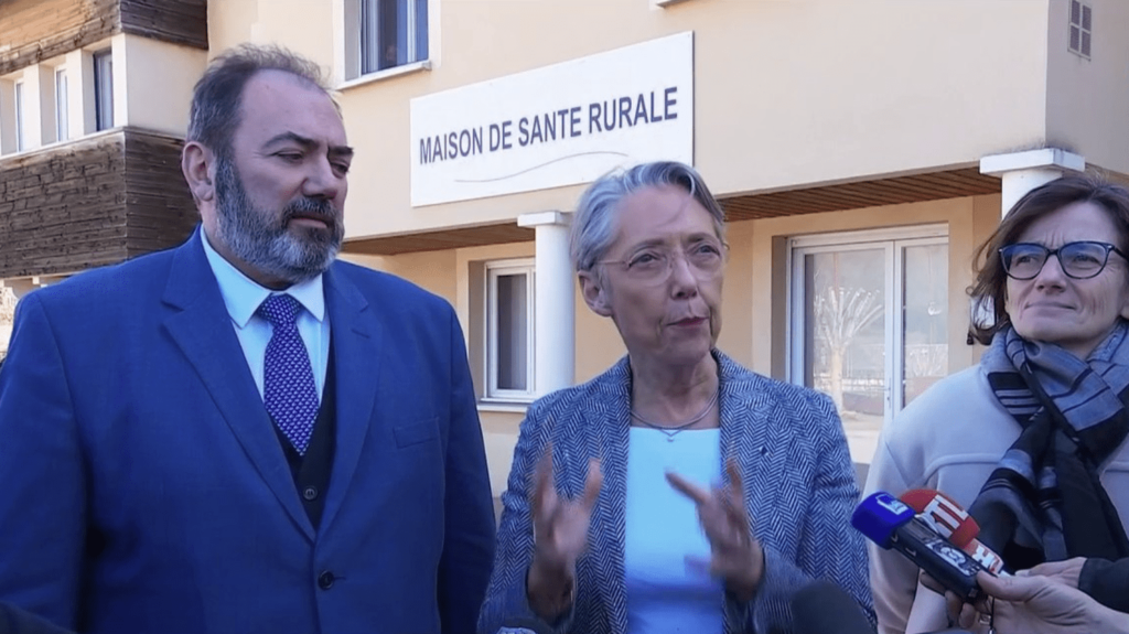 Politique : des divergences entre Emmanuel Macron et Élisabeth Borne ?
                              Y a-t-il un parfum de discorde entre Emmanuel Macron et sa Première ministre ? Même si Élisabeth Borne a voulu temporiser après ses déclarations auprès de quelques confrères, les divergences semblent ...