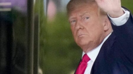 États-Unis : Donald Trump doit comparaître à New York devant la justice pénale
                              Aux États-Unis, Donald Trump doit comparaître, mardi 4 avril, à New York, devant la justice pénale. Il va prendre connaissance des poursuites pénales retenues contre lui. L'ancien président américain ...