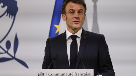 Afficher un front uni et parler d'une seule voix : pourquoi Ursula von der Leyen accompagne Emmanuel Macron en Chine
                              Emmanuel Macron est en visite d'Etat en Chine. Il est accompagné de patrons français, mais aussi de la présidente de la commission européenne.