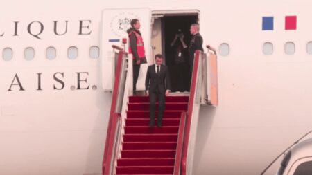 Politique : Emmanuel Macron en visite d’État en Chine pendant trois jours
                              Emmanuel Macron suivra la 11e journée de mobilisation contre la réforme des retraites depuis Pékin en Chine, où il est arrivé mercredi 5 avril pour une visite d’État qui va durer 3 jours. Sur place, n...