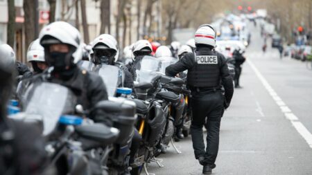 Membres de la Brav-M à "TPMP" : le parquet ouvre une enquête préliminaire après un signalement de la préfecture de police
                              Quatre personnes, dont certaines se présentaient comme des membres de cette unité de police, étaient présentes sur le plateau de l'émission de Cyril Hanouna le 31 mars.