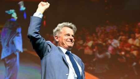 "Nous appelons à aller plus loin" : reconduit à la tête du PCF, Fabien Roussel valide sa stratégie de dépassement de la Nupes
                              Fabien Roussel a été réélu secrétaire national du Parti communiste français, lundi. Il appelle de ses vœux la construction d'un "nouveau Front populaire" à gauche.