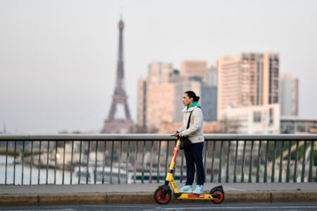 Faible taux de participation alors que Paris dit "non" aux trottinettes électroniques