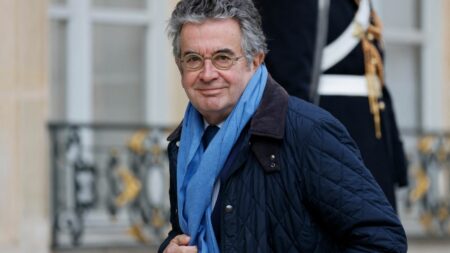 Fin de vie : l'ex-député Alain Claeys, co-auteur de la loi Claeys-Leonetti "favorable à une co-production entre le gouvernement et le législateur"
                              Selon l'ancien député socialiste, si la Convention citoyenne arrive à un projet de loi, celui devra impérativement "rassembler" les Français.