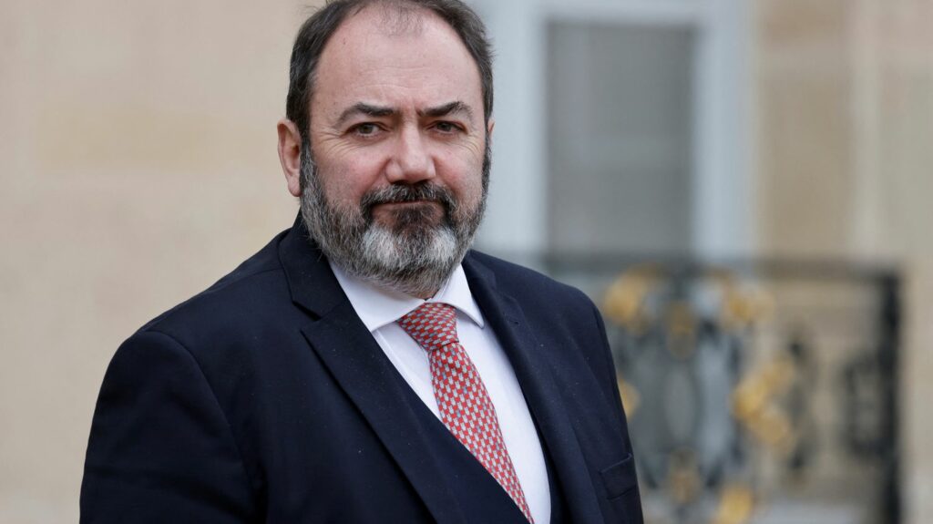 Fin de vie : le ministre de la Santé se montre réservé sur une loi sur "l'aide active à mourir"
                              François Braun s'est exprimé sur le sujet samedi, près d'une semaine après la publication des recommandations de la convention sur la fin de vie et alors qu'Emmanuel Macron a annoncé un projet de loi ...