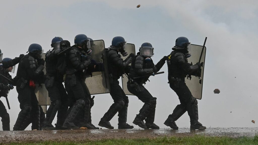 Manifestations à Sainte-Soline : trois questions sur les nouveaux "produits de marquage codés" utilisés par les gendarmes et déjà controversés
                              Lors des manifestations anti-bassines à Sainte Soline en mars dernier, deux personnes ont été arrêtées après avoir été marquées chimiquement par les gendarmes. Ce dispositif soulève des questions sur ...