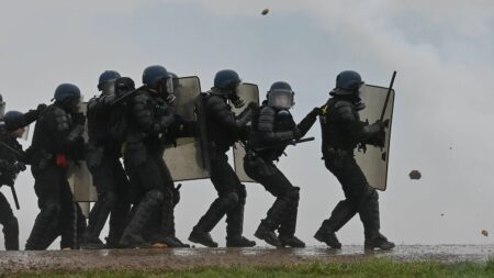 Manifestations à Sainte-Soline : trois questions sur les nouveaux "produits de marquage codés" utilisés par les gendarmes et déjà controversés
                              Lors des manifestations anti-bassines à Sainte Soline en mars dernier, deux personnes ont été arrêtées après avoir été marquées chimiquement par les gendarmes. Ce dispositif soulève des questions sur ...