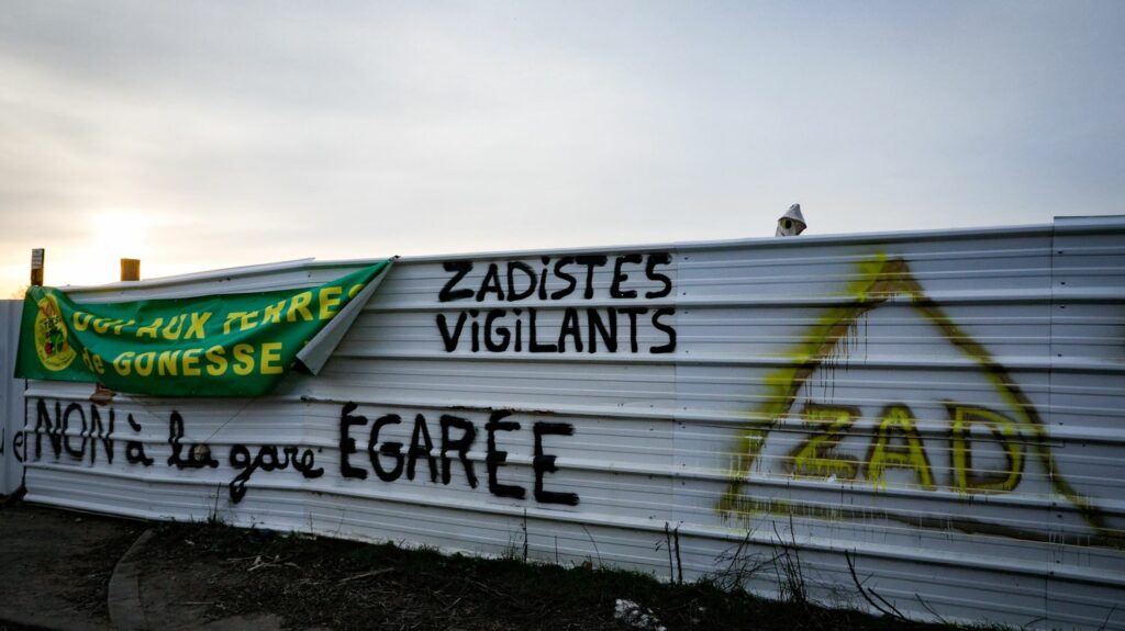 Celulle anti-ZAD : cinq juristes pour accompagner les préfets pour empêcher toute mise en place de zones à défendre
                              Gérald Darmanin ne tolérera plus de ZAD en France. Dans une interview au "JDD" dimanche, il annonce la mise en place d'une cellule juridique spéciale pour prévenir tout recours.