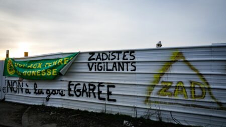 Celulle anti-ZAD : cinq juristes pour accompagner les préfets pour empêcher toute mise en place de zones à défendre
                              Gérald Darmanin ne tolérera plus de ZAD en France. Dans une interview au "JDD" dimanche, il annonce la mise en place d'une cellule juridique spéciale pour prévenir tout recours.