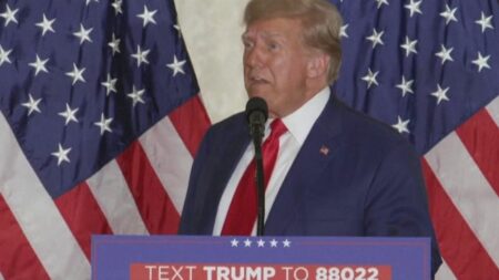 États-Unis : l'ancien président Donald Trump inculpé de 34 chefs d'accusation
                              Après avoir passé deux heures dans une salle d'audience de New York, aux États-Unis, l'ancien président Donald Trump a été inculpé de 34 chefs d'accusation, mardi 4 avril. Il aurait notamment orchestr...
