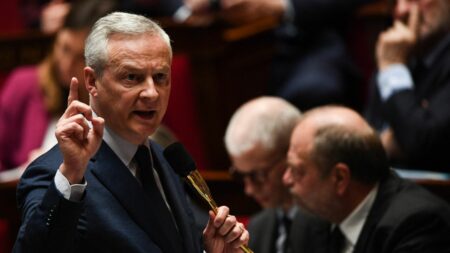 Inflation : dans un courrier adressé aux industriels et aux supermarchés, Bruno Le Maire hausse le ton face aux acteurs de l'alimentation
                              Dans son courrier, le ministre de l'Économie demandent aux industriels et aux supermarchés de répercuter la baisse à venir du prix des matières premières sur les étiquettes.