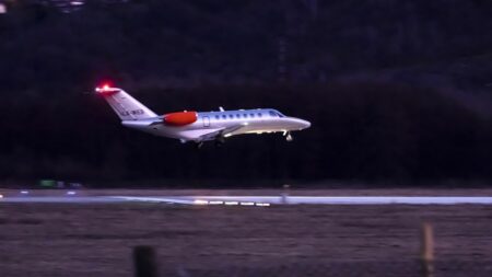 Une loi pour interdire les jets privés ? "C'est plus de l’ordre du symbole qu’autre chose", s’insurge le lobbyiste européen du secteur
                              Faut-il interdire les jets privés ? La question est posée jeudi aux députés par les Verts. Les utilisateurs et professionnels du secteur défendent un "outil de travail", loin, selon eux, du cliché bli...