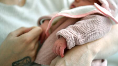 Saint-Malo : la justice autorise le petit Hadès à garder son prénom
                              Le tribunal judiciaire de Saint-Malo autorise le jeune Hadès, un bébé de sept mois, à garder son prénom. Un prénom initialement jugé contraire à ses intérêts, Hadès étant le nom du dieu grec de la mor...