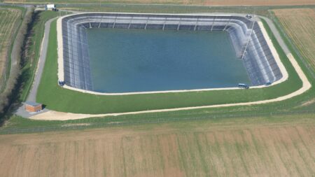 "Méga-bassines" : la justice valide la construction de toutes les bassines des Deux-Sèvres
                              Sept ouvrages sur 16 avaient déjà été validés en mai 2021, permettant le début des travaux, mais cette fois le tribunal administratif de Poitiers a validé mardi la construction des 16 retenues d'eau p...