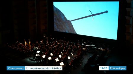 "Kaamelott : Premier volet" en ciné-concert à Lyon : le public au rendez-vous et Alexandre Astier touché par cette mise en avant de la musique de son film
                              Alexandre Astier a composé la bande originale du premier volet de sa trilogie "Kaamelott", enregistrée avec l'Orchestre national de Lyon. Jusqu'au 2 avril, les musiciens et le chef d'orchestre Franck ...