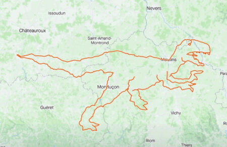 Les cyclistes qui ont fait un énorme dinosaure GPS lors d'un voyage en France battent le record du monde