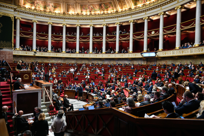 Les députés français d'extrême droite déclarent la guerre au "poison du réveil"