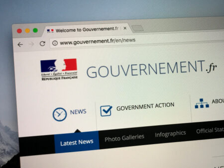 Les étrangers parmi les perdants face à la "numérisation excessive" de la France
