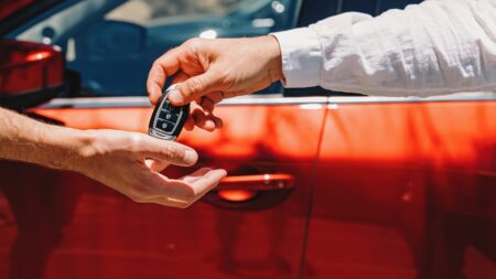 La location de voitures entre particuliers
                              Louer une voiture est devenu très cher, notamment pour les vacances ou pour les grands week-ends de printemps. Une solution : louer le véhicule d’un particulier.
