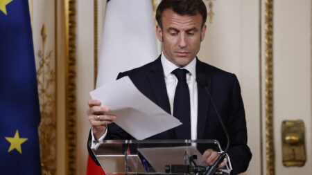 Le vrai du faux. Emmanuel Macron a-t-il promulgué la loi sur le réforme des retraites "à 3h28 du matin", comme le relaie une partie de l'opposition ?
                              De nombreux opposants à la réforme des retraites ont affirmé qu'Emmanuel Macron avait promulgué la loi au milieu de la nuit, signe d'une "provocation". Une erreur qui découle d'une confusion entre pub...