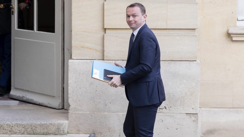 Promulgation de la loi sur les retraites : "Le pire des renoncements serait de ne plus bouger", affirme Olivier Dussopt
                              Le ministre du Travail, invité de l'émission Sens politique sur France Culture, affirme néanmoins que "le gouvernement n'ignore pas l'opposition, n'ignore pas les manifestations."