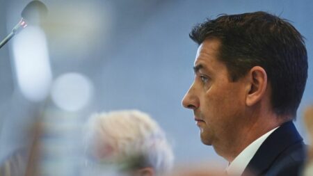 Chantage à la vidéo intime : le maire de Saint-Étienne, Gaël Perdriau, mis en examen
                              Gaël Perdriau a été mis en examen et placé sous contrôle judiciaire jeudi dans le cadre de l'affaire du chantage à la vidéo intime visant son ancien premier adjoint, Gilles Artigues, selon l'avocat du...