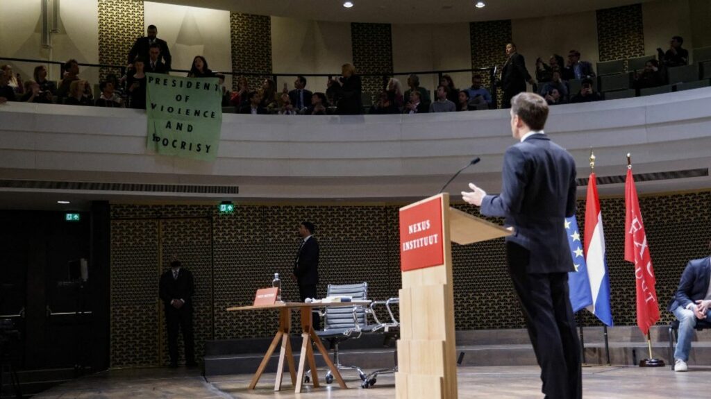 Vidéo
                    "Où est la démocratie française ?" : des manifestants interrompent Emmanuel Macron au début d'un discours à La Haye
                              En visite officielle aux Pays-Bas, le chef de l'Etat était en train de commencer son discours sur l'industrie verte en Europe lorsque des manifestants ont déroulé deux banderoles et se sont insurgés c...