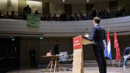 Vidéo
                    "Où est la démocratie française ?" : des manifestants interrompent Emmanuel Macron au début d'un discours à La Haye
                              En visite officielle aux Pays-Bas, le chef de l'Etat était en train de commencer son discours sur l'industrie verte en Europe lorsque des manifestants ont déroulé deux banderoles et se sont insurgés c...
