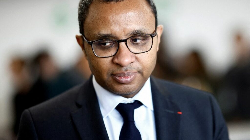 Le vrai du faux. La France va-t-elle perdre "jusqu'à 500.000 élèves dans l'espace du quinquennat", comme l'affirme Pap Ndiaye ?
                              Alors que plus de 2 000 classes devraient fermer à la rentrée prochaine dans le primaire, le ministre de l'Éducation nationale Pap Ndiaye justifie cette situation par la démographie. 