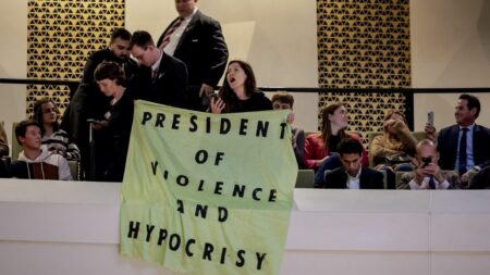 Pays-Bas : étudiants français, membres d'Extinction Rebellion… Le profil des manifestants qui ont perturbé le déplacement d'Emmanuel Macron
                              Ce sont des militants bien organisés qui ont perturbé la visite d'Emmanuel Macron au Pays-Bas, selon les informations de France Inter de sources concordantes.