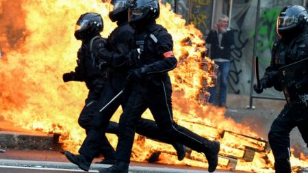 Pétition pour la dissolution de la Brav-M : que deviennent ces textes déposés à l'Assemblée nationale ?
                              La pétition, signée par plus de 250 000 personnes, a été présentée mercredi en commission des lois, qui a décidé de la classer. Au total 294 pétitions sont recensées sur la plateforme de l'Assemblée n...