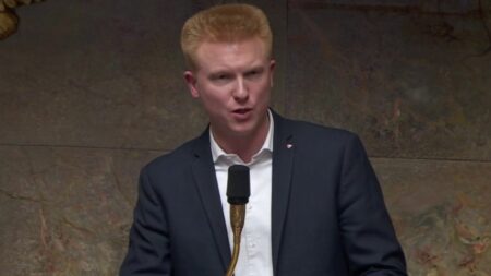 Politique : Adrien Quatennens réintégré au sein de La France insoumise
                              Quatre mois après sa suspension, le député Adrien Quatennens a été réintégré au sein du groupe La France insoumise, mardi 11 avril. Son retour était conditionné à sa participation à un stage de respon...