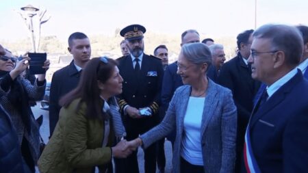 Politique : des tensions naissantes entre Emmanuel Macron et Élisabeth Borne ?
                              En déplacement à Rodez, dans l'Aveyron, vendredi 7 avril, Élisabeth Borne est revenue sur son appel à "l'apaisement et à ne pas brusquer les choses" concernant la réforme des retraites. Y a-t-il un dé...