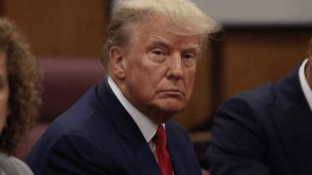 États-Unis : le procès de Donald Trump pourrait s’ouvrir début 2024
                              Donald Trump est soupçonné d’avoir voulu étouffer trois affaires avec l’argent de ses comptes de campagne. De retour en Floride, il a plaidé non-coupable et en a profité pour relancer sa campagne.